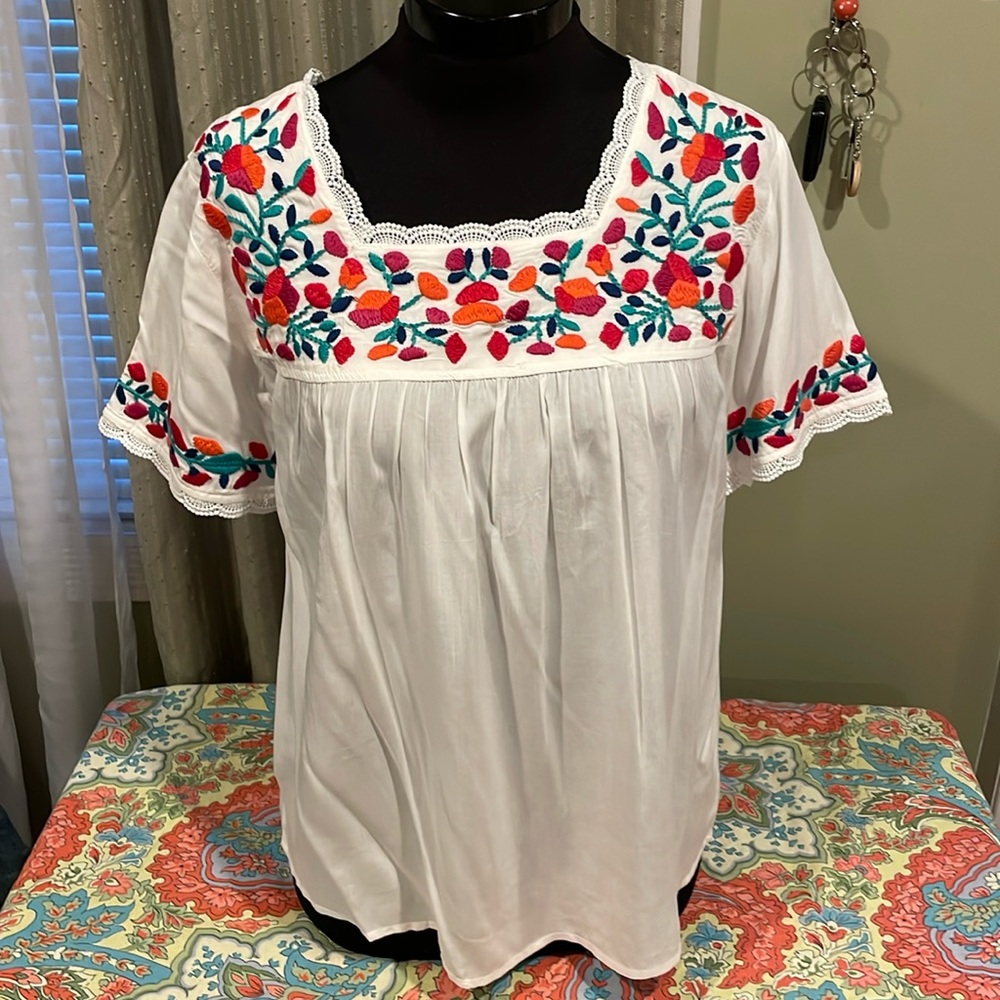 Solitaire White Floral Embroidered Peasant Top